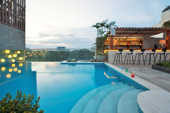 Hồ bơi tầng mái A&em Art Hotel Sài Gòn 